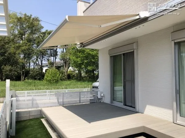 大きな窓上の日よけ（オーニングやシェードなど）