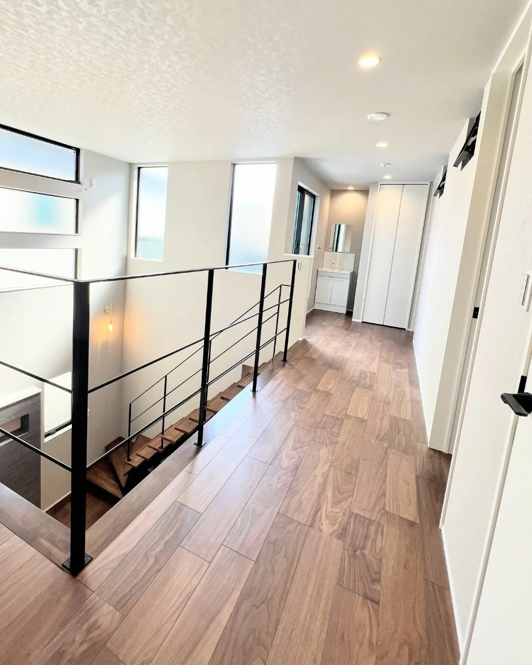 【明るさと快適さを両立した吹抜けのある家】