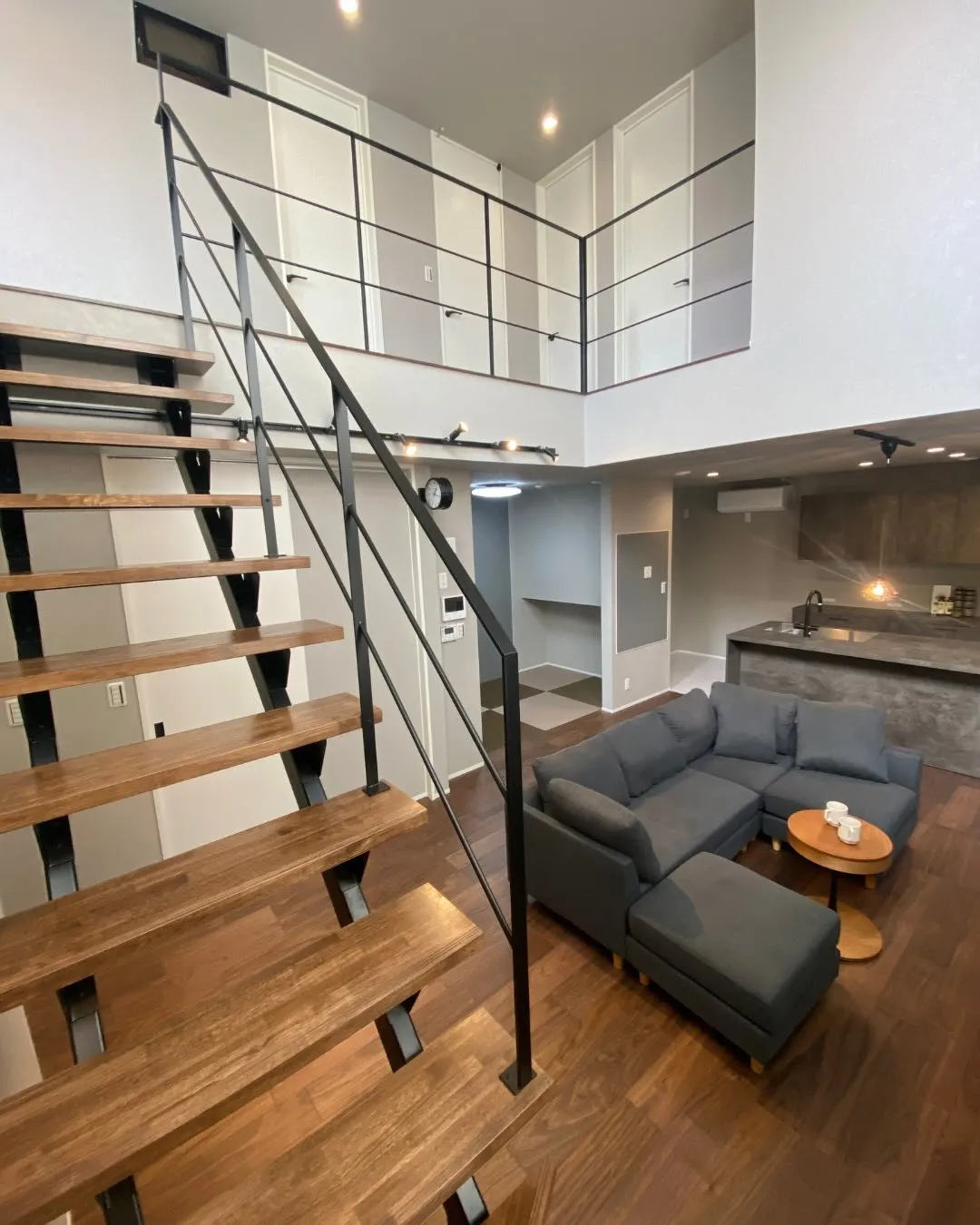 【明るさと快適さを両立した吹抜けのある家】